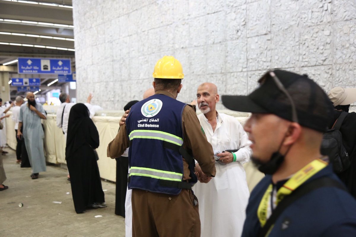 SaudiDCD's tweet photo. 📷| الدفاع المدني في المشاعر المقدسة .. جهود متواصلة لخدمة وسلامة ضيوف الرحمن.

#حياكم_الله https://t.co/vgoM8AGXEY