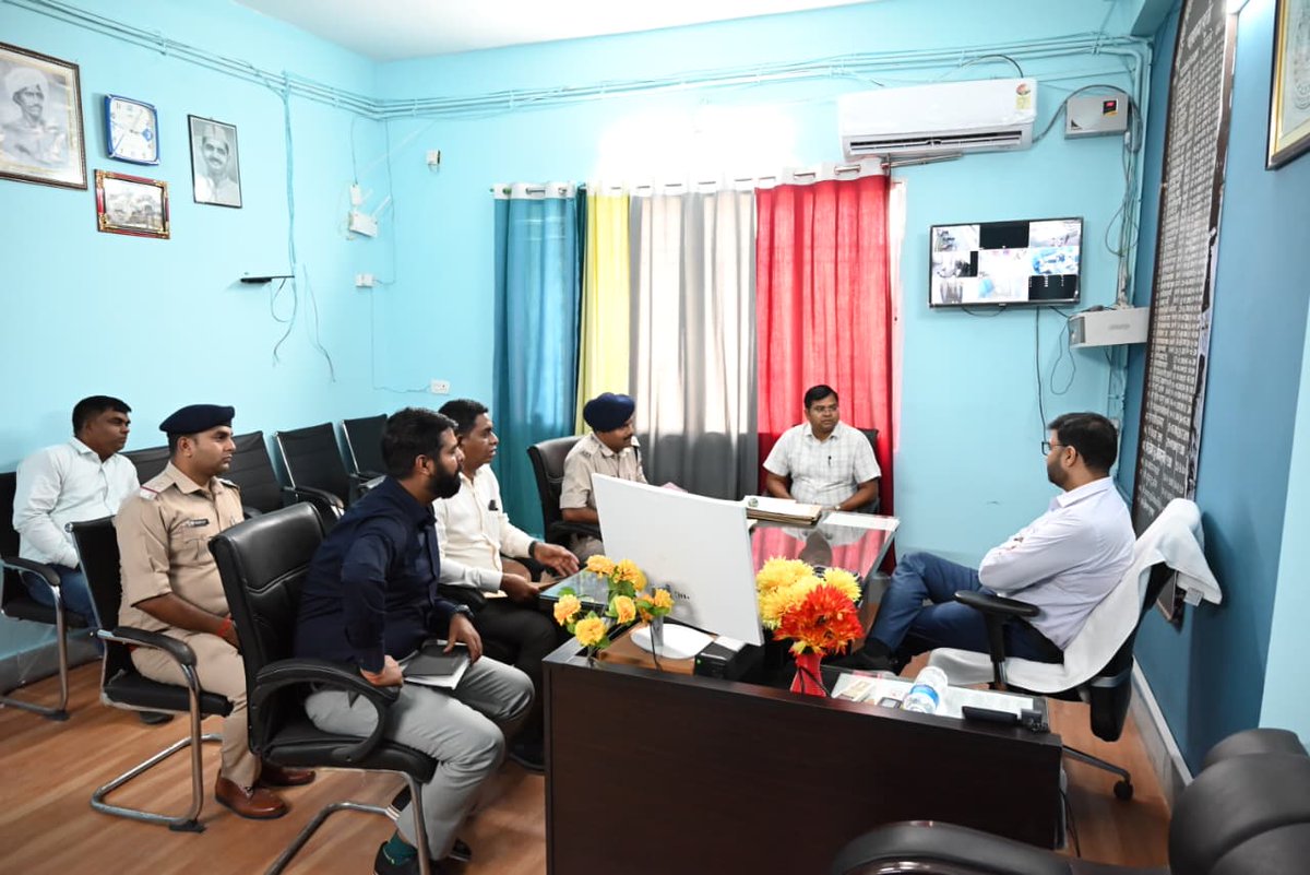 dcgodda's tweet photo. आज मेहरमा प्रखंड सह अंचल कार्यालय का निरीक्षण किया गया। निरीक्षण के दौरान प्रखंड कार्यालय, अंचल कार्यालय, विभिन्न विकास योजनाओं एवं जनहित से जुड़े कार्यों की प्रगति की समीक्षा की गई।
#Godda #Meherma #Jharkhand #Development #GoodGovernance #TeamPRDGodda
@JharkhandCMO https://t.co/X0tfr2BiQc