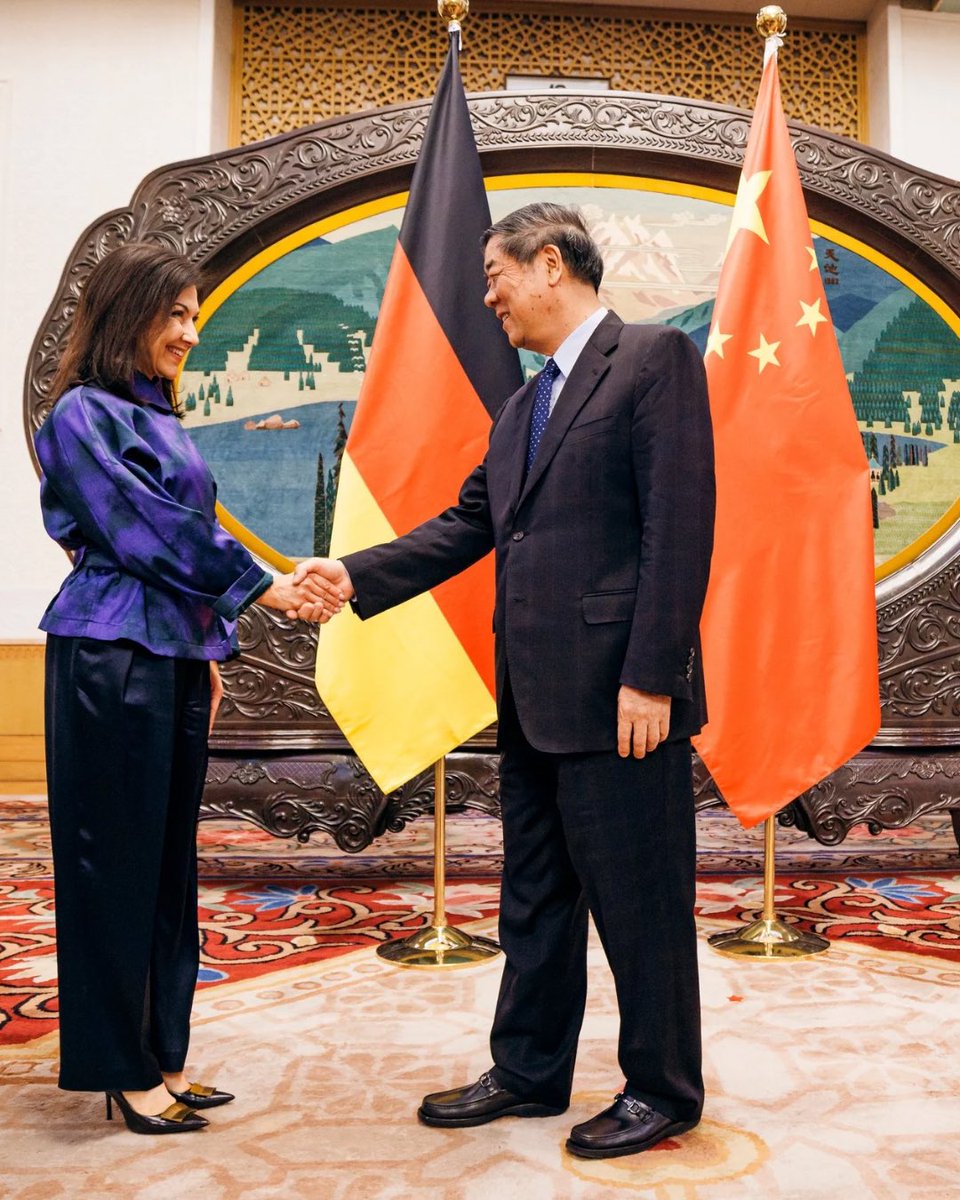BMWE_'s tweet photo. Heute hat Ministerin Reiche auch 🇨🇳 Vize-Ministerpräsidenten He Lifeng getroffen. Beide tauschten sich über Stand und Perspektiven der bilateralen Beziehungen aus. Es ging auch darum, wie man Potenziale der Zusammenarbeit zum beiderseitigen Nutzen noch besser ausschöpfen könnte. https://t.co/Yz4LKIYEvB