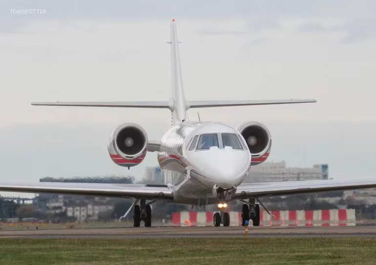 delpynews's tweet photo. ▶️ASÍ DE FÁCIL HACEN LO QUE SE LES ANTOJA | ​😤

El avión presidencial trasladó a la primera dama, Leticia Ocampos, y a sus familiares a Argentina durante el fin de semana largo.✈️🇦🇷

Esto fue confirmado por el propio comandante de la Fuerza Aérea Paraguaya, el Gral. Julio Fullaondo, quien argumentó que fue un "vuelo oficial" pedido por la Presidencia de la República.🤨

🗣️"La aeronave Citation tuvo un vuelo oficial que ha sido solicitado por la Presidencia de la República para cumplir una actividad oficial de la primera dama. Le llevó, sí, a la señora esposa del señor presidente a Buenos Aires el día jueves y regresó el día domingo (...) La aviación es costosa, volar un avión siempre tiene su costo. Y nosotros tenemos el presupuesto para cumplir las misiones asignadas por el Estado", declaró.

Vía: ABC Color