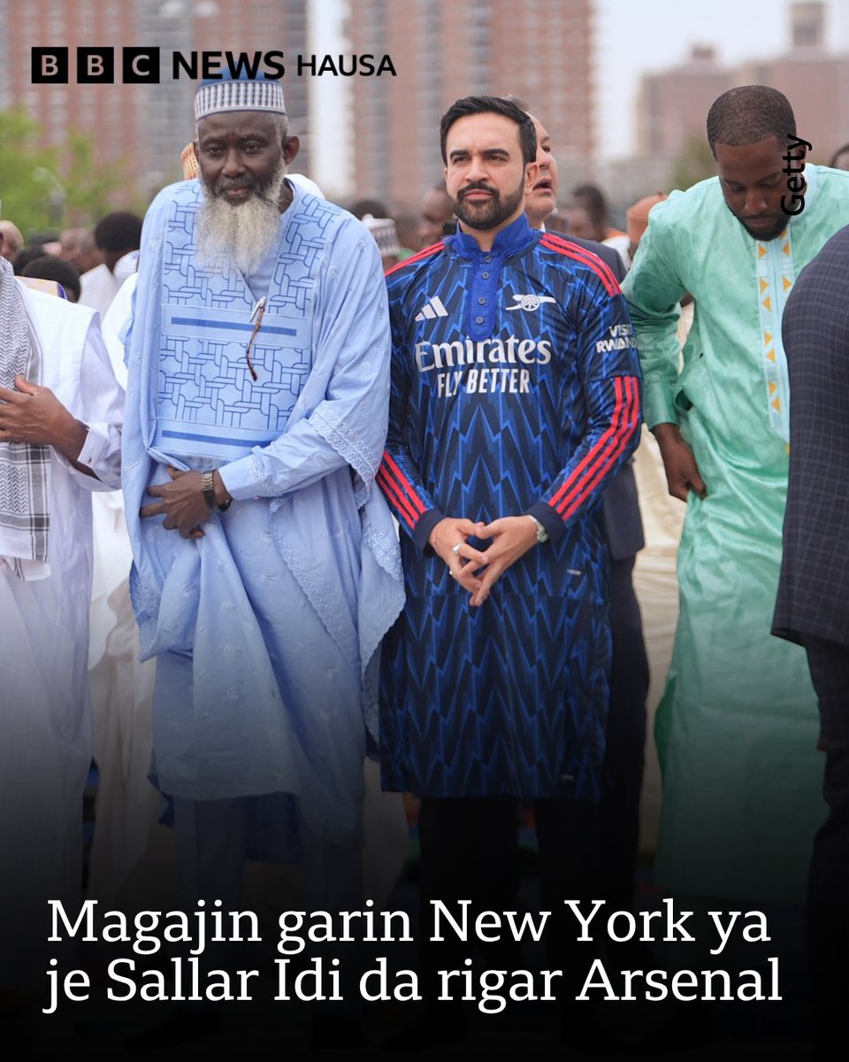 bbchausa's tweet photo. Magajin garin birnin New York da ke ƙasar Amurka, Zohran Mamdani ya yi sallar Idin babbar sallah ne a filin shaƙatawa na Dam da ke birnin, tare da sauran al'ummar Musulmi.

Ya je wurin sanye da doguwar rigar Arsenal mai launin shuɗi.

Ko wankan sallarsa ya yi kyau? https://t.co/s86GWbdP9E