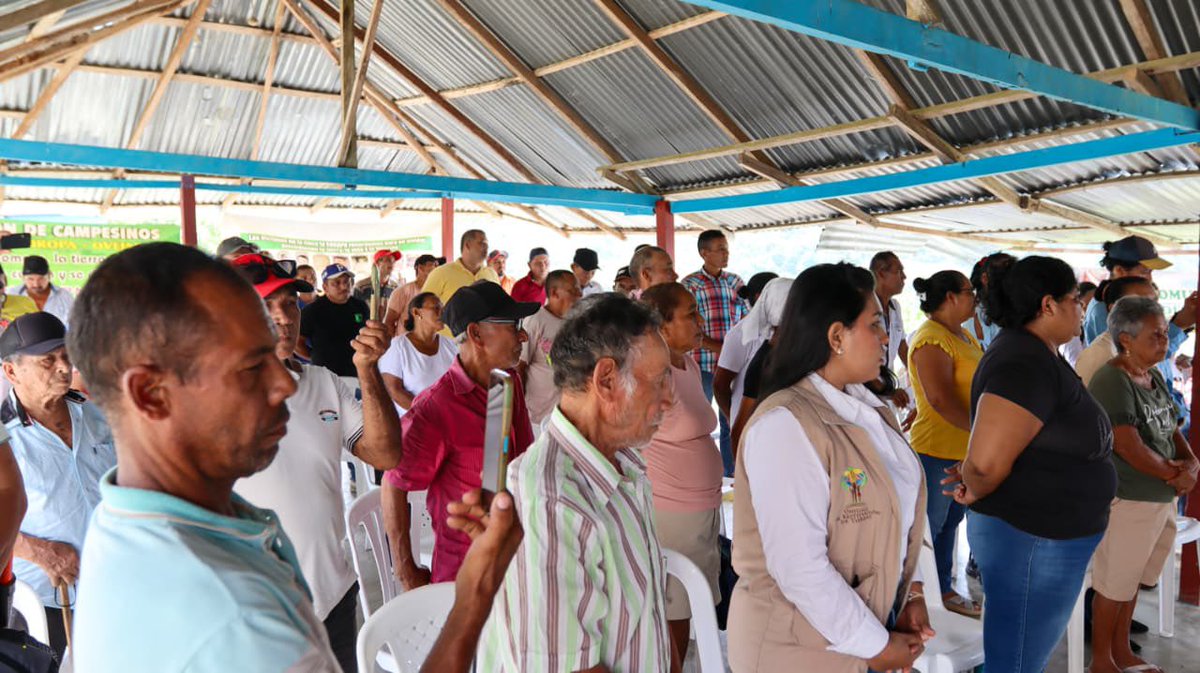 GiovaniYule's tweet photo. Llegamos al predio La Europa, en el municipio de Ovejas, #Sucre, un territorio marcado por el dolor del conflicto, donde familias campesinas fueron despojadas de sus tierras por grupos paramilitares y obligadas a resistir durante años en medio de la incertidumbre y el abandono.

🫂Pero también llegamos a una tierra de gente resiliente, valiente y digna, que nunca dejó de luchar por sus derechos ni de creer en la justicia.

Hoy, desde el #GobiernoDelCambio, acompañamos el evento de socialización y formalización de la demanda colectiva de esta comunidad campesina, avanzando en la reparación y en la recuperación de la esperanza para quienes durante años esperaron ser escuchados.

@URestitucion #EstamosCumpliendoConDignidad ✊🏽🇨🇴