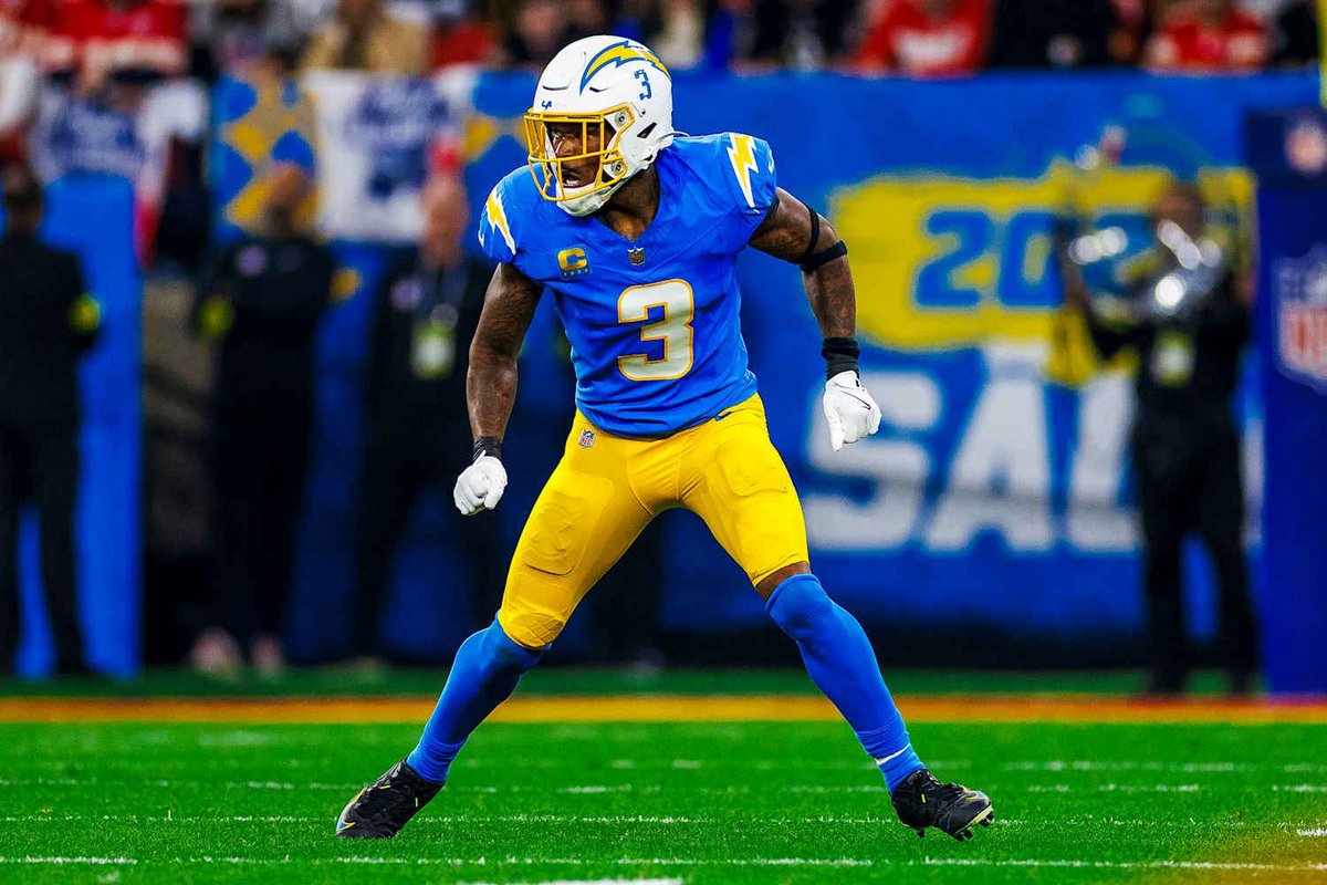 TinoFromTheQ's tweet photo. Derwin is still the best safety in football. The heartbeat of the defense. A leader of the franchise and a player that defines an era of Chargers football.

He deserves to be a Charger for life. https://t.co/2wN3PD71mr