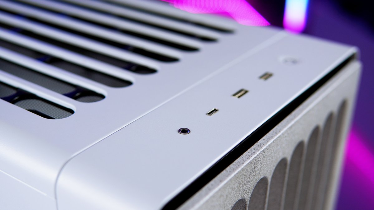 BlueandQueenie's tweet photo. We'll be building our #giveaway PC using @HAVNGlobal's glorious BF 360 Flow premium mid-tower case!

With its sleek design, simplicable routing, tempered glass and 2x huge 180mm cooling fans + plenty of room for more its got no problem with airflow.

📢 Make sure you've entered our giveaway at https://t.co/YvCueUYBwM for a chance to win this awesome £3,000 gaming PC! #ad