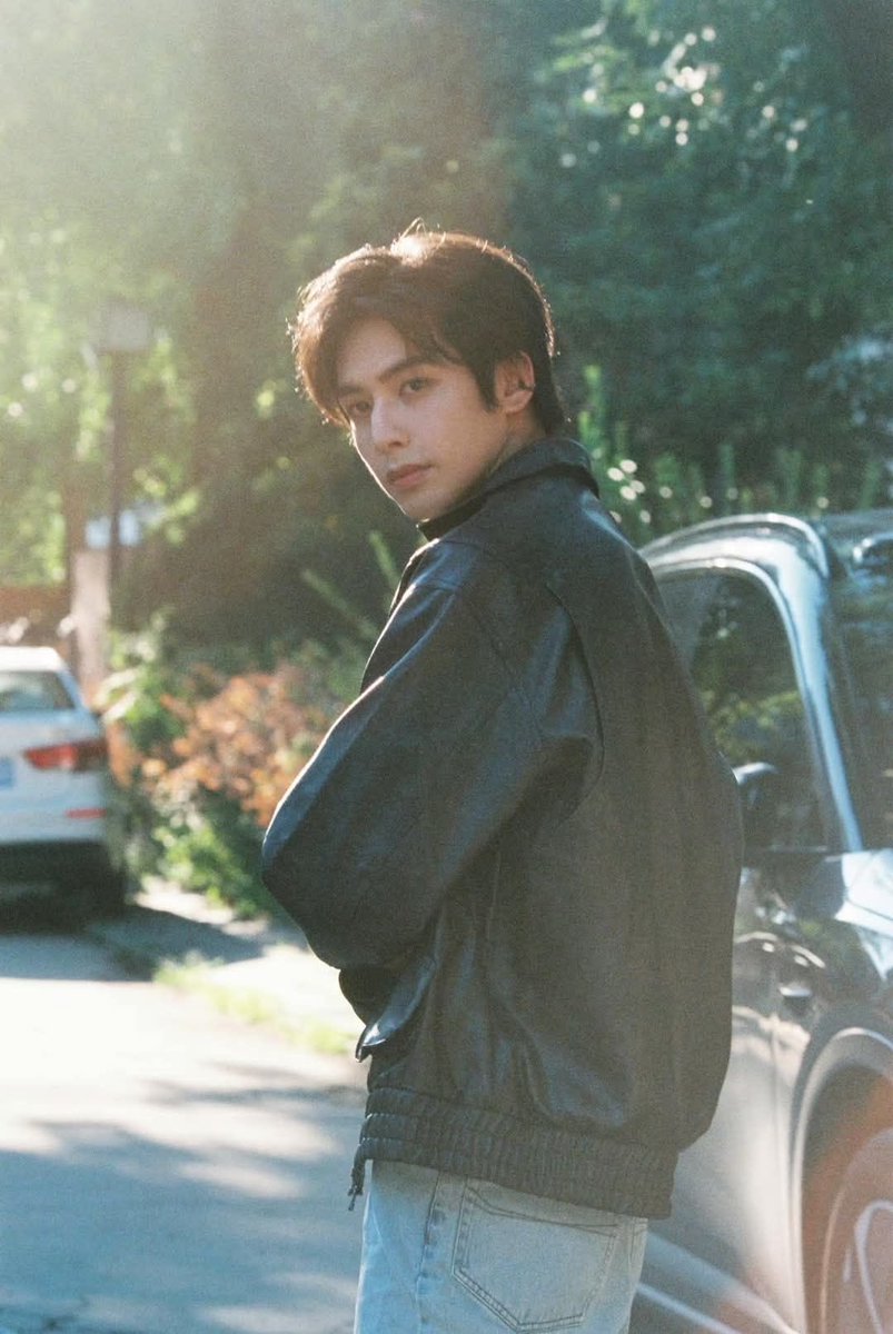 qWeilong's tweet photo. Letting the sunlight hit me, as the entire afternoon belonged to my presence. The leather jacket, the quiet confidence, the effortless attitude — everything felt naturally magnetic without trying too hard. https://t.co/zaILm9GlbW