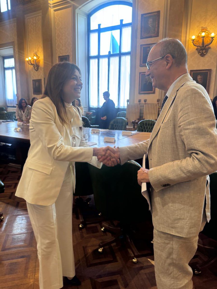 MinCapHum_Ar's tweet photo. La ministra Sandra Pettovello fue recibida por el ministro de Educación y Mérito de Italia, Giuseppe Valditara, con quien visitó los Centros Provinciales para la Educación de Adultos.

Los CPIA son escuelas públicas italianas que ofrecen formación a jóvenes y adultos que no han completado sus estudios o desean adquirir nuevas competencias como alfabetización, lengua italiana, informática, entre otros.

@JMilei