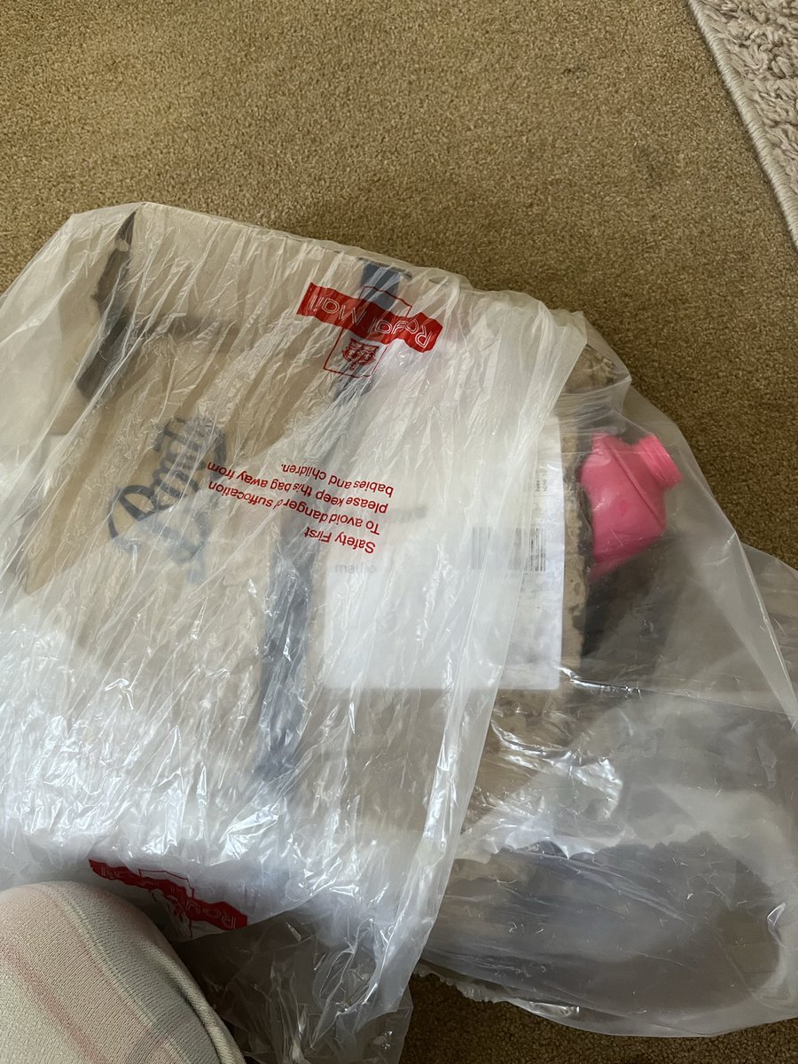 stanleysmith43's tweet photo. @BootsUK just received my delivery, box open and soaked , most items missing, what’s there is covered in shampoo eurgh.  How do I get a refund please? https://t.co/2UfTljdjdJ