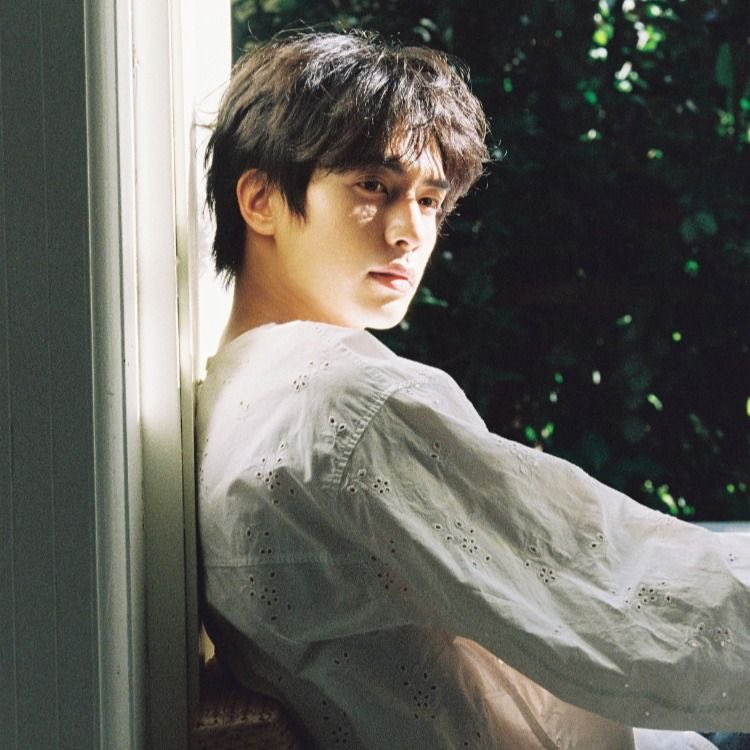 qWeilong's tweet photo. I sat by the window in silence, letting the sunlight trace softly across my skin while my mind stayed somewhere no one could reach. The loose white shirt, the golden shadows, the calm look in my eyes — effortless, but still enough to pull attention without trying. https://t.co/znVC3c2V1w
