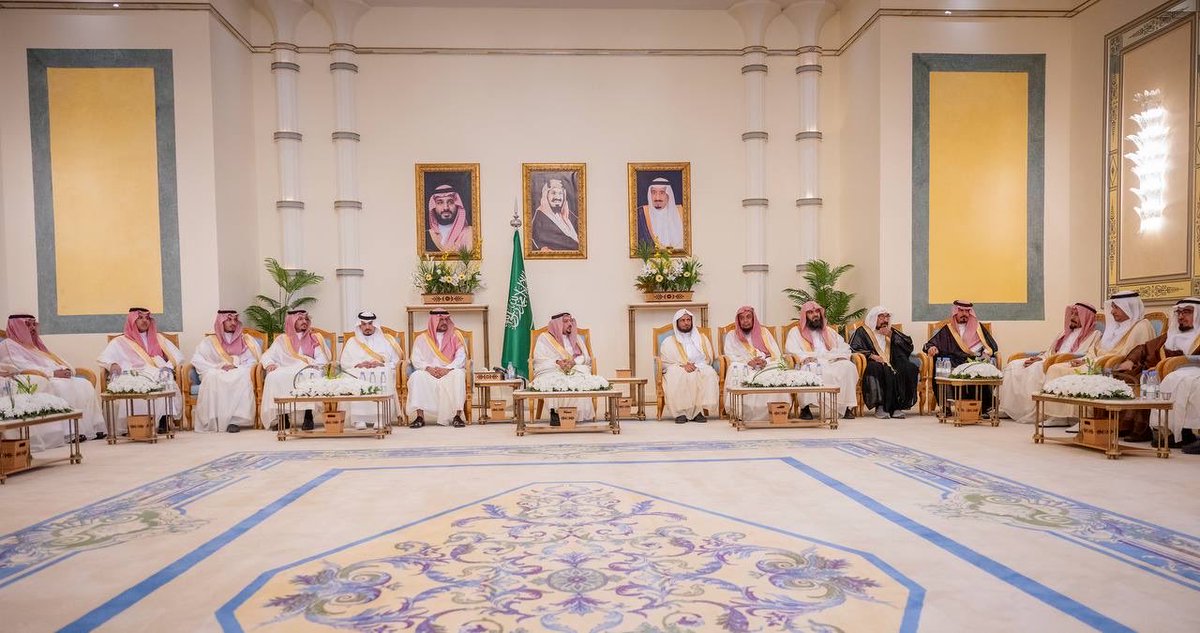 EmarahAlQassim's tweet photo. صور|

سمو #أمير_منطقة_القصيم  بحضور سمو نائبه يستقبل المهنئين بعيد الأضحى المبارك. https://t.co/LnYLG8B0pn