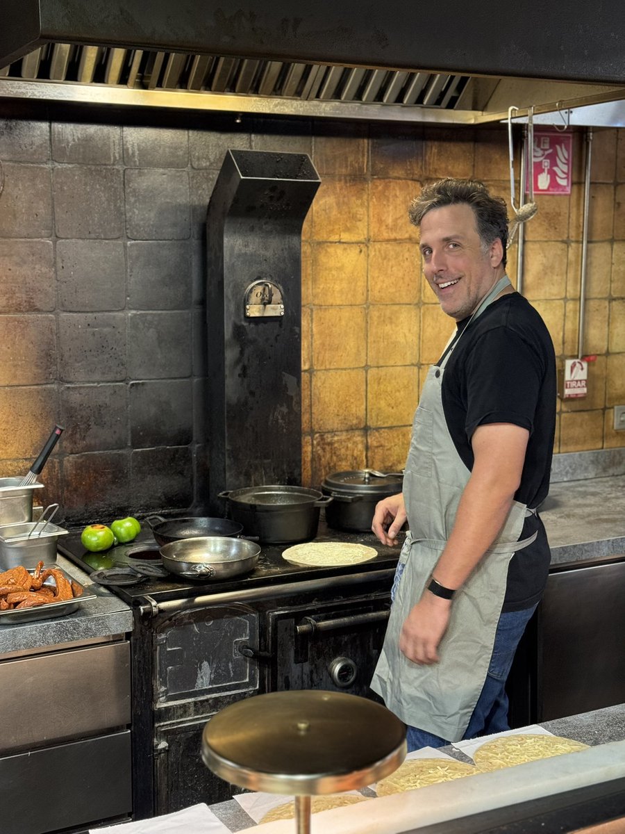 ifernandezsa's tweet photo. Qué gran día. Cosas maravillosas de mi trabajo.

Ultramarinos Marín en Barcelona, uno de mis restaurantes favoritos.

Burritos special edition Brian McGinn + la fiesta en Ultramarinos. https://t.co/FYM6aYxVVK