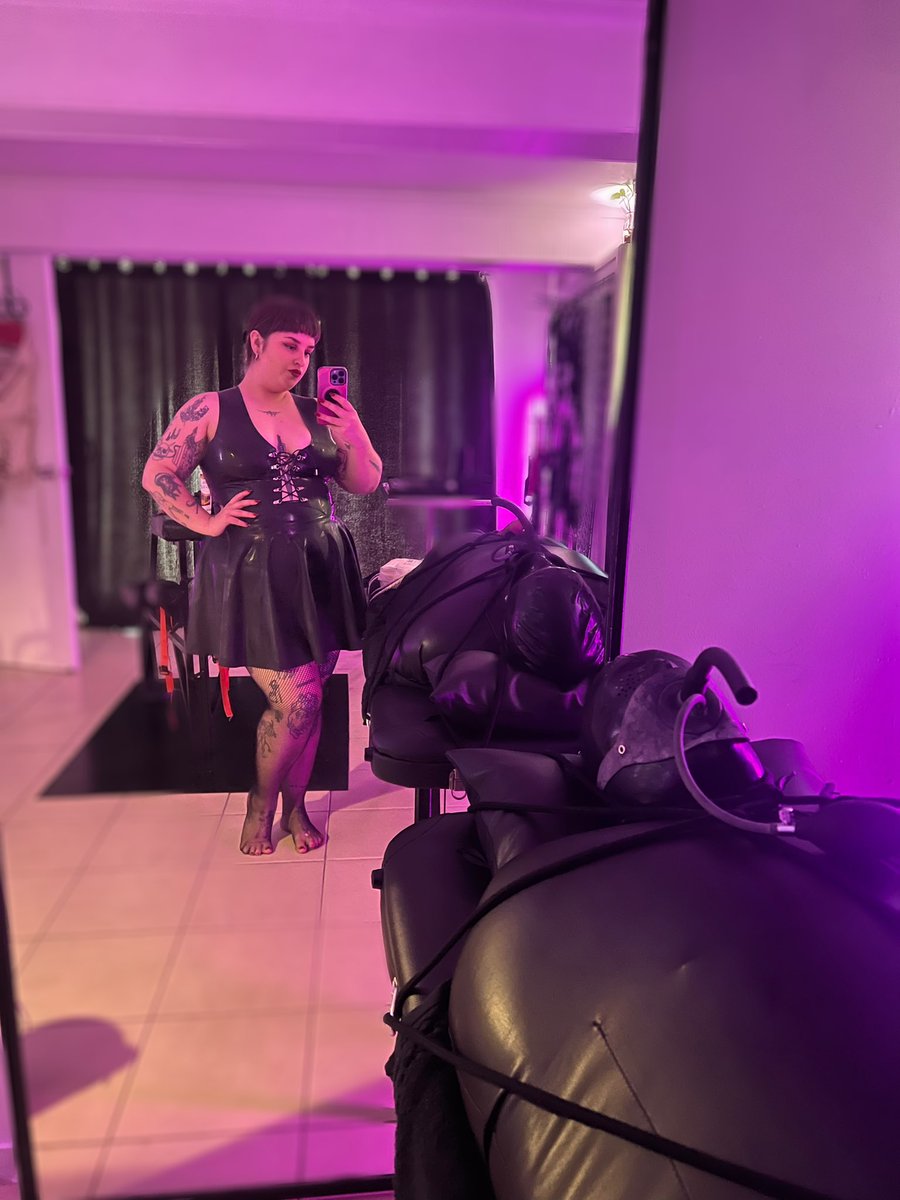 MistressLolla tweet media
