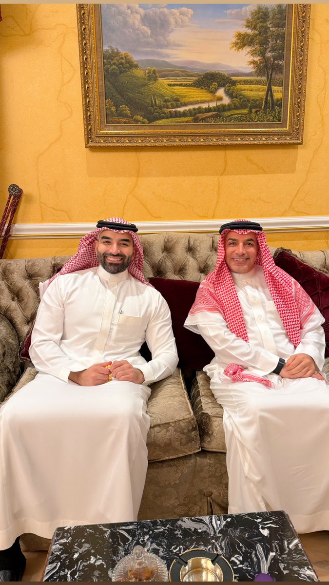 Salimalkeraye's tweet photo. مع أخوي الغالي الرئيس التنفيذي لبنك الرياض @Nadir_AlKoraya 
كل عام و أنتم بخير 🌹 https://t.co/1uMzU5yl0w