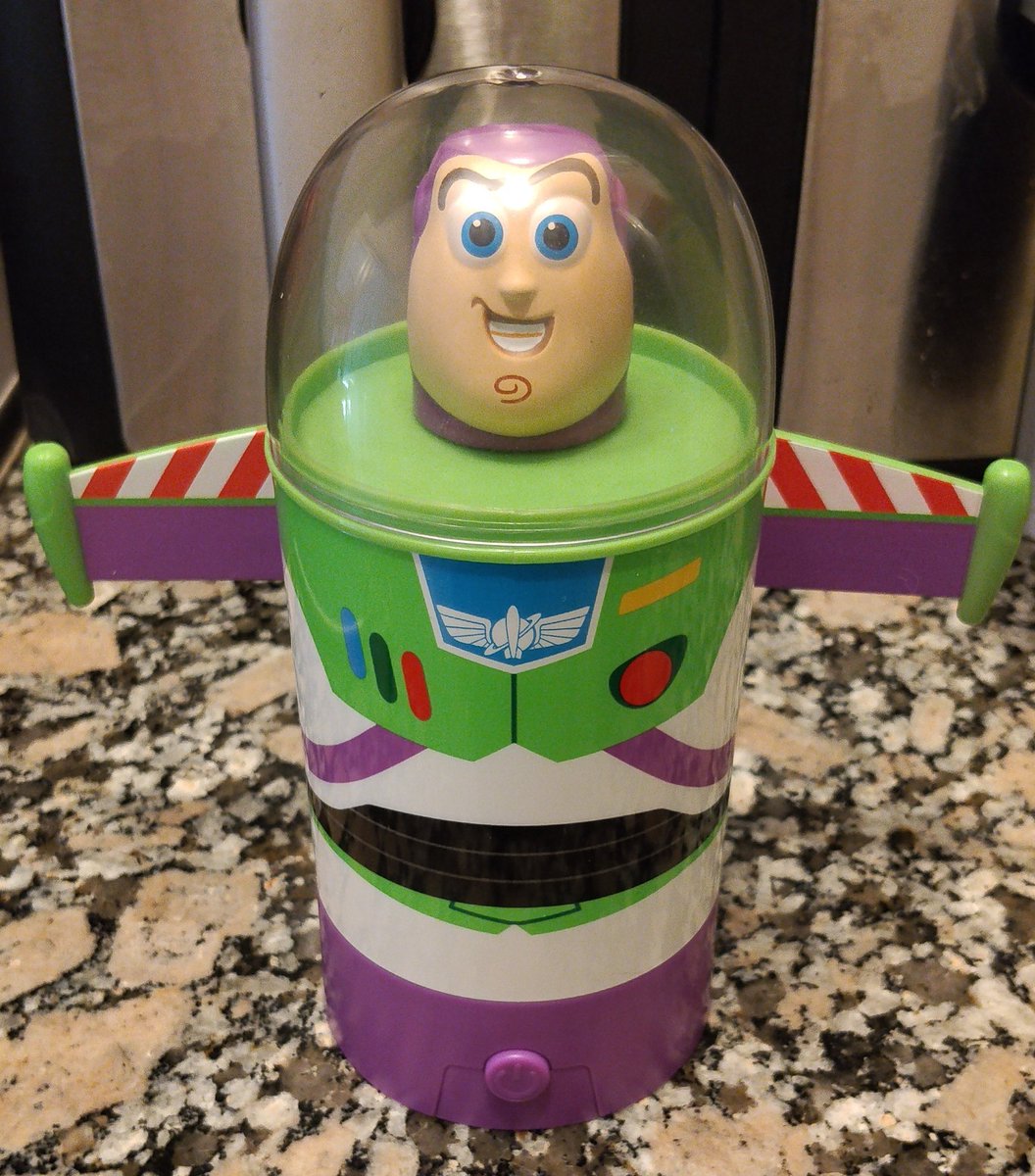RoxOver's tweet photo. No es que vuelva ni nada por el momento, pero quería enseñar lo que me he pillado.
Tengo la baticao de Buzz light year 🫡✨ https://t.co/AeDZ3pnt05