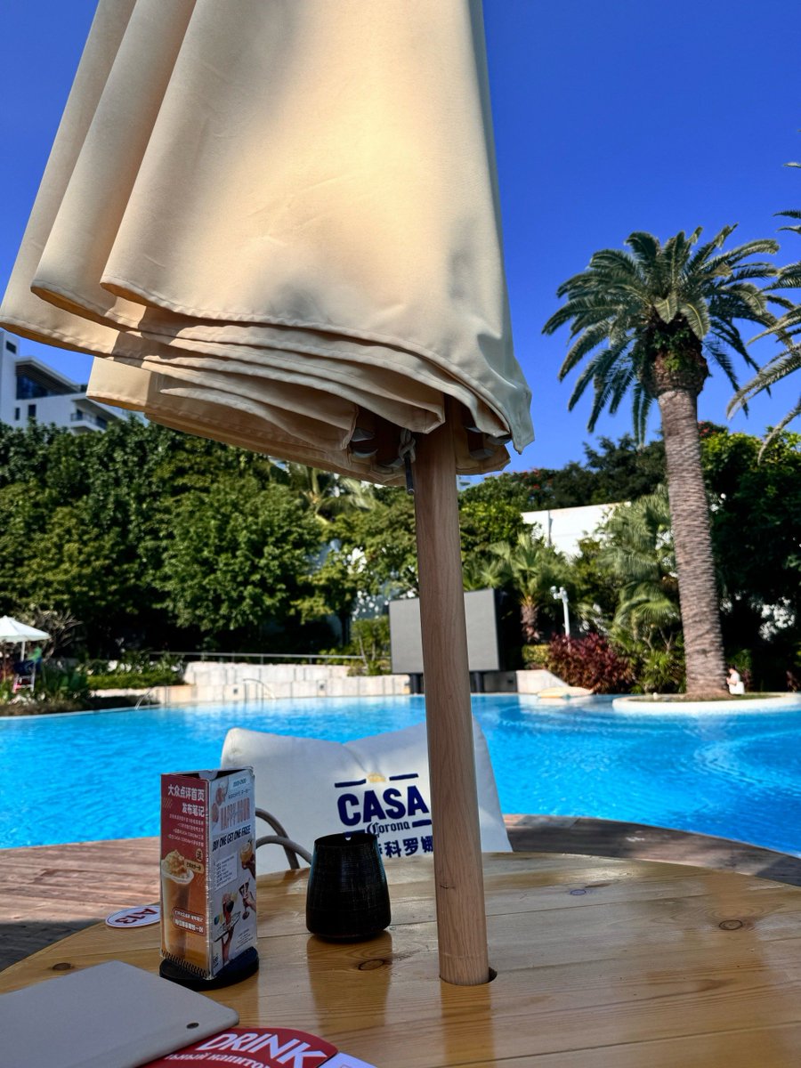 CScriber's tweet photo. [Tired of boring routines Just tried a floating breakfast in a transparent pool – sunshine, smooth acai bowl + crystal clear waters. New day, amazing vibes! ]， https://t.co/ePRx9NKLbw