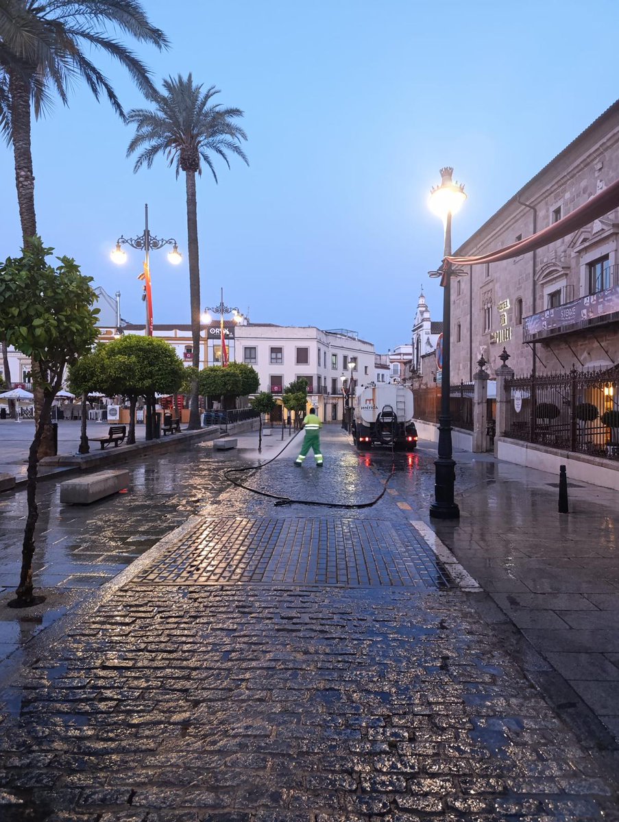 CuidamosMerida's tweet photo. ⚔️🏛️ Durante Emérita Lvdica, nuestros equipos siguieron cuidando cada rincón de la ciudad para que Mérida luciera como merece.
Limpieza, mantenimiento y mucho trabajo para que vecinos y visitantes disfrutaran de la fiesta en las mejores condiciones.

#CuidamosMérida #MéridaRomana https://t.co/PZvxkbtPhx