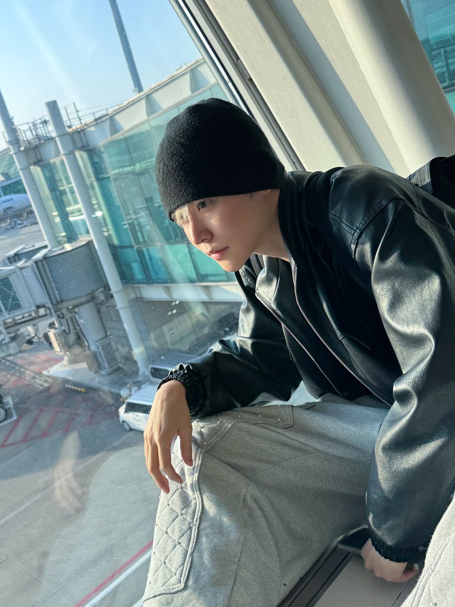 Ewuseok's tweet photo. Waiting for a text back from someone you really adore is honestly one of the hardest things to do. You keep checking your phone, acting like you’re not waiting, but you definitely are. https://t.co/ipoZ0PxDem