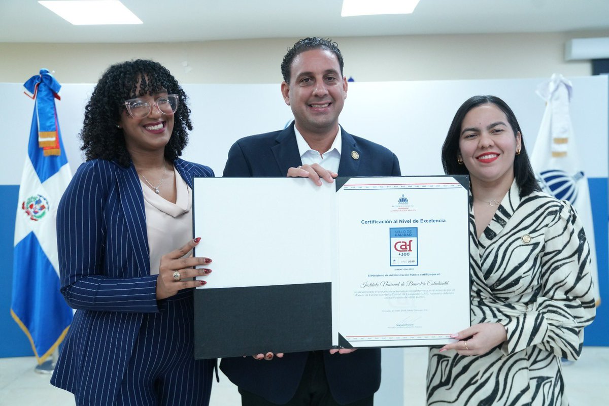 INABIERD's tweet photo. ¡Lo logramos juntos! 😍💙

Con gran orgullo, recibimos del @MapRDo, la Certificación al Nivel de Excelencia: Sello CAF +300, un reconocimiento a la madurez institucional, la excelencia en la gestión y el compromiso con la mejora continua 🙌 https://t.co/YGSMS5jNJQ