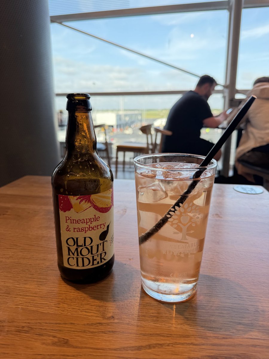LBlondeontrails's tweet photo. Pros of being self employed is booking flights on your dinner break and flying the next day🌅🛫
#flyingsolo #airportpint https://t.co/4ckfS5g82F
