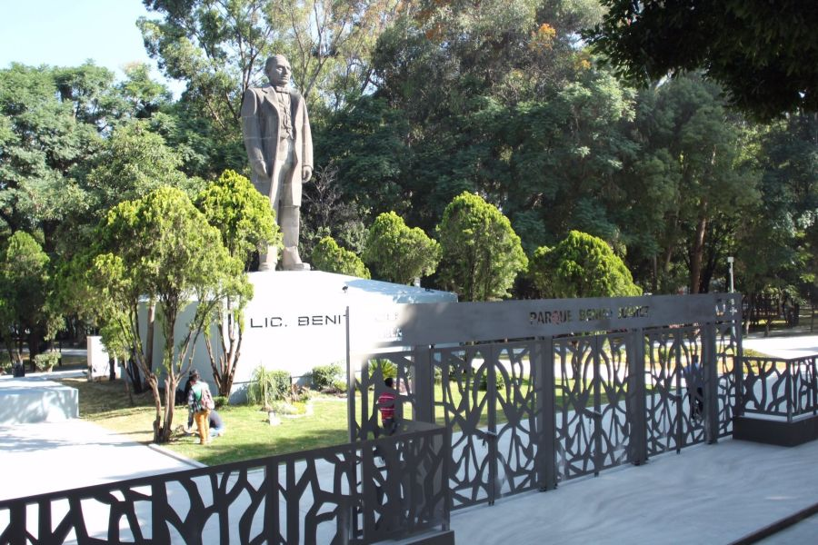nanoprofe's tweet photo. En una zona metropolitana que arrastra un déficit histórico de áreas verdes por habitante frente a las recomendaciones de la Organización Mundial de la Salud (OMS), el Parque Juárez no es solo un sitio de esparcimiento; es un ecosistema de servicios ambientales indispensables:

- Mitigación de la Isla de Calor: La cobertura vegetal del parque reduce localmente la temperatura superficial y del aire entre 2 y 4 grados Celsius en comparación con las vialidades de asfalto y concreto que lo rodean.
- Captura de Carbono y Filtración de Aire: Al colindar con arterias de altísimo flujo vehicular (como el Boulevard 5 de Mayo y la 31 Oriente), la masa forestal actúa como una barrera natural que retiene material particulado (PM2.5 y PM10) y absorbe toneladas de dióxido de carbono (CO2) al año.
- Recarga de Acuíferos: Su suelo permeable permite la infiltración de agua de lluvia directamente al acuífero del Valle de Puebla, mitigando inundaciones en las colonias de la zona baja. /5