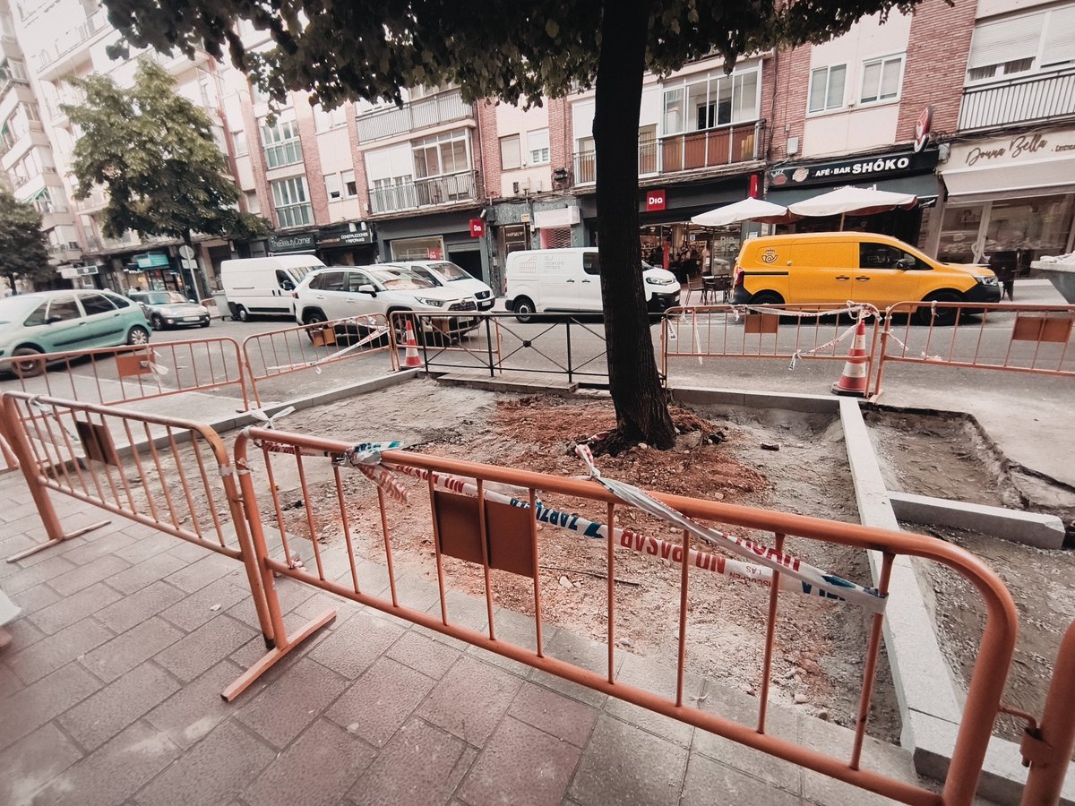 elramalan's tweet photo. @yustin Hola, se sabe por qué están eliminando plazas de aparcamiento en la calle Cerrada, en la Rodilla? https://t.co/kMwkKez3zX