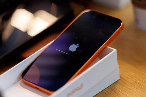 GCEI_Naples's tweet photo. Smartphone shipments declined in the first quarter, a trend that's expected to continue this year as soaring memory costs force price hikes and weigh on consumer demand. https://t.co/EtEGlORgGS https://t.co/zpzEM5cIzU