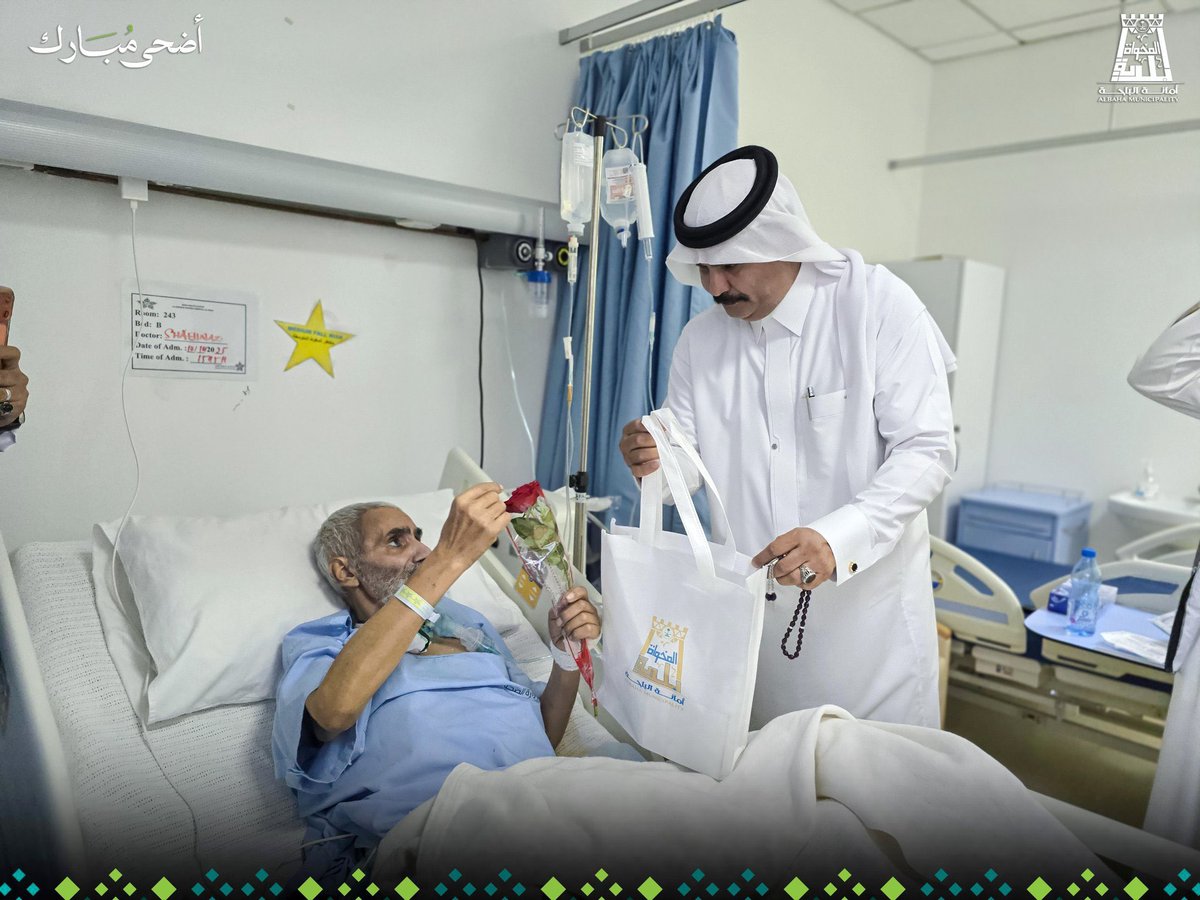 osed1111's tweet photo. نفّذت #بلدية_محافظة_المخواة 
بمشاركة عددٍ من إعلاميي المحافظة 
زيارةً للمرضى المنوّمين في مستشفى #المخواة العام 
جرى خلالها تقديم الورود والهدايا 
وتهنئتهم بـ #عيد_الأضحى_المبارك 
إلى جانب مشاركة الطاقم الطبي فرحة العيد وذلك تعزيزًا لقيم التكافل والتواصل المجتمعي https://t.co/lr2lYgy3iP