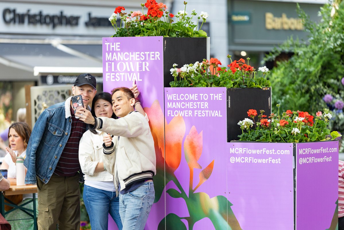 CityCo's tweet photo. Sunshine, fabulous florals, and a buzzing Bank Holiday vibe helped drive huge footfall boosts across the city centre for The Manchester Flower Festival 💐  

St Ann’s Square saw a +10% uplift and King Street soared +21% as thousands packed the streets >>>

https://t.co/8JFHPGK5Ac https://t.co/KmJygy9uN9