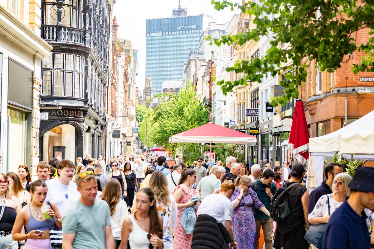 CityCo's tweet photo. Sunshine, fabulous florals, and a buzzing Bank Holiday vibe helped drive huge footfall boosts across the city centre for The Manchester Flower Festival 💐  

St Ann’s Square saw a +10% uplift and King Street soared +21% as thousands packed the streets >>>

https://t.co/8JFHPGK5Ac https://t.co/KmJygy9uN9