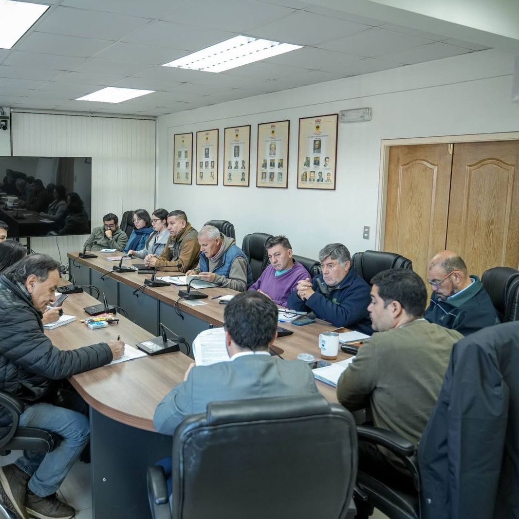 CONAFBiobio's tweet photo. El jefe provincial de #CONAF en #Arauco, Guillermo Reyes, participó en el Consejo de Seguridad Pública de la comuna de #Contulmo.

Se abordó la restricción de quemas controladas y los avances del programa Comunidades Preparadas frente a los Incendios Forestales. https://t.co/OKEkKhMZdV