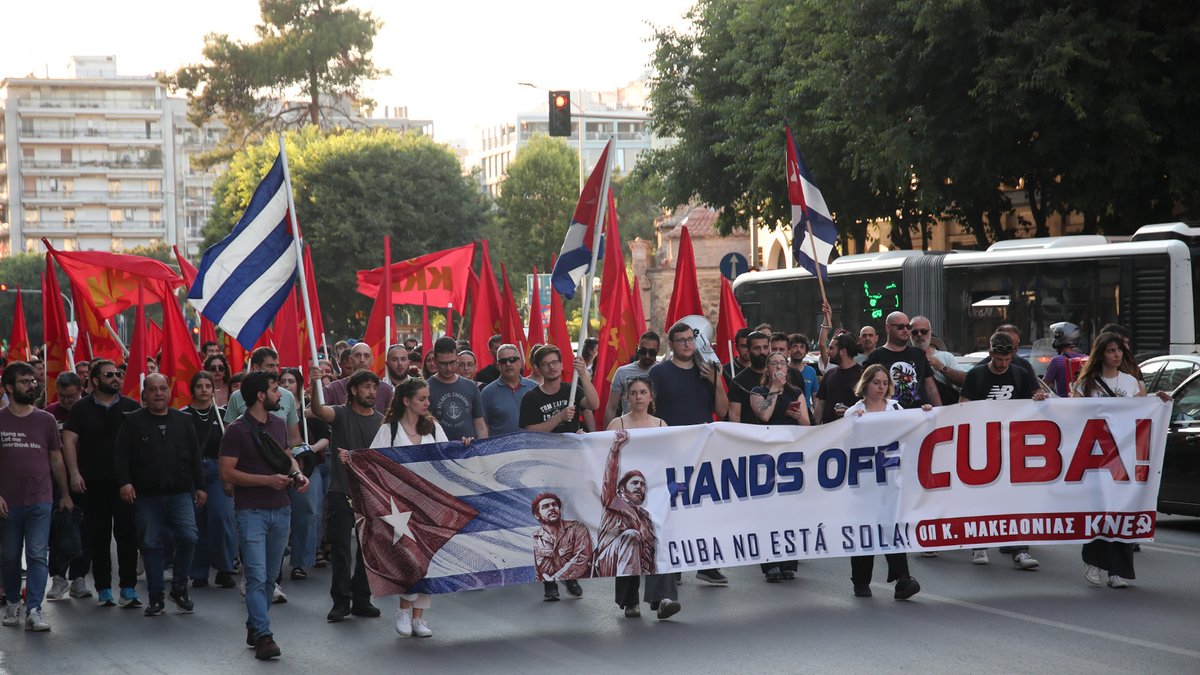 intern_kke's tweet photo. 📌Solidarity rallies organized by the KKE and KNE in support of the Cuban people in Thessaloniki and Ioannina
🔴On 26 May, workers and youth in Thessaloniki sent a strong message of  solidarity to the struggling Cuban people by participating in a mass  rally in the city centre, followed by a march to the US Consulate  organized by the Central Macedonia Organizations of the KKE and KNE.
On the same day, the Ioannina Regional Organization of the KKE and  KNE also held an action of internationalist solidarity with the Cuban  people outside the Ioannina City Hall by.
🔗https://t.co/nFF9r3Uj0m

📌Акции солидарности КПГ и КМГ с народом Кубы в Салониках и Янине
🔴26 мая трудящиеся и молодёжь Салоник послали мощный сигнал солидарности с борющимся кубинским народом. Они приняли участие в крупном митинге в центре города и марше к консульству США, организованных парторганизациями КПГ и КМГ Центральной Македонии.
В тот же день секторальная партийная организация КПГ и КМГ города Янина провела акцию интернациональной солидарности с народом Кубы у здания местной мэрии.
🔗https://t.co/agv9UuJbJv

📌Movilizaciones de solidaridad del KKE y la KNE con el pueblo de Cuba en Tesalónica e Ioánina
🔴El 26 de mayo los trabajadores y la juventud de Tesalónica  expresaron un fuerte mensaje de solidaridad con el pueblo cubano en  lucha con su participación en la gran concentración en el centro de la ciudad y la marcha hacia el Consulado de EE.UU. organizadas por las organizaciones de Macedonia Central del KKE y la KNE.
Ese mismo día, la Organización Sectorial de Ioánina del KKE y  de la KNE llevó a cabo una acción de solidaridad internacionalista con  el pueblo cubano frente al Ayuntamiento de Ioánina.
🔗https://t.co/dZ9TDYUTZc

📌تحركات تضامنية للحزب الشيوعي اليوناني و الشبيبة الشيوعية مع الشعب الكوبي
🔴أعرب الشعب العامل و الشباب في ثِسالونيكي و  إيوانِّنا يوم 26 أيار\مايو عن رسالة تضامن قوية مع الشعب الكوبي المناضل،  وذلك من خلال مشاركتهم في  تجمع حاشد في مركز المدينة و في مظاهرة سارت  نحو القنصلية الأمريكية،  نظمتها منظمات الحزب الشيوعي اليوناني والشبيبة  الشيوعية اليونانية في مقدونيا الوسطى.
هذا و أقيم في ذات اليوم نشاطٌ تضامنيٌ أممي  مع الشعب الكوبي خارج مبنى بلدية مدينة إيوانِّنا، كان قد نُظِّمَ من جانب  المنظمتين القطاعيتين للحزب الشيوعي اليوناني و الشبيبة الشيوعية في مدينة  إيوانِّنا.
🔗https://t.co/Lin3xOwmZ0
