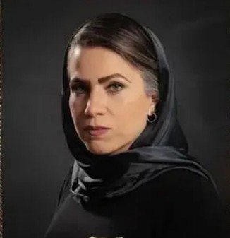 iranazadi1395's tweet photo. جنایت تازه رژیم آخوندی در لاهیجان؛ 

شهادت مژگان حسن‌پور با شلیک مستقیم مزدوران به بهانه حجاب
شلیک جنون‌آمیز ۵ گلوله به سوی زن آزاده لاهیجانی نشان‌دهنده وحشت ولی‌فقیه فرتوت از ایستادگی زنانی است که تسلیم دیکتاتوری نمی‌شوند.
در یک جنایت هولناک و تروریستی، مزدوران مسلح رژیم ایران در لاهیجان، خانم مژگان حسن‌پور، از معترضان سابق و همراه خانواده جانباختگان را به بهانه واهی حجاب اجباری هدف گلوله قرار داده و به شهادت رساندند. این زن شجاع که پیش از این نیز طعم اسارت در زندان‌های ولی‌فقیه فرتوت را چشیده بود، در برابر وقاحت مزدور رژیم ایستادگی کرد و جان خود را فدای آرمان آزادی کرد.
بنابه گزارش کانون حقوق بشر ایران، عصر پنج‌شنبه، ۳۱ اردیبهشت، حوالی ساعت ۱۷، آرامستان آقا سید مرتضی در لاهیجان شاهد صحنه‌ای از قساوت بی‌حد و حصر رژیم ایران بود. خانم مژگان حسن‌پور، زن ۴۶ ساله آزاده، هنگامی که برای زیارت مزار والدینش همراه با برادرزاده ۷ ساله‌اش در این مکان حضور داشت، مورد هتاکی یک مزدور مسلح قرار گرفت.
این مزدور که به بهانه پوشش اختیاری قصد ایجاد مزاحمت داشت، با پاسخ قاطع و شجاعانه خانم حسن‌پور مواجه شد. او با صلابت اعلام کرد که نوع پوشش وی به هیچ‌کس ربطی ندارد. مزدور مذکور پس از یک بار ناکامی در شلیک به دلیل نقص فنی اسلحه، مجدداً به صحنه بازگشته و این زن قهرمان را هدف ۵ گلوله کینه‌توزانه قرار داد.
مژگان حسن‌پور تنها یک قربانی تصادفی نبود؛ او از چهره‌های شناخته شده در لاهیجان بود که در جریان قیام سراسری بازداشت شده و همواره در کنار خانواده‌های شهدای راه آزادی ایستادگی می‌کرد. حضور او در خانه‌های داغداران و حمایت از کانون‌های ایستادگی، وی را به هدفی برای انتقام‌جویی دستگاه سرکوب ولی‌فقیه فرتوت تبدیل کرده بود.
پیکر نیمه‌جان این زن آزاده در حالی که فضای آرامستان از خشم مردم علیه مزدوران متلاطم شده بود، به بیمارستان منتقل شد. با این حال، به دلیل شدت جراحات ناشی از اصابت ۵ گلوله، تلاش‌های پزشکی بی‌ثمر ماند و خانم مژگان حسن‌پور پیش از رسیدن به اتاق عمل، به یاران شهیدش پیوست.
#ایران_آزادی 
#ایران
