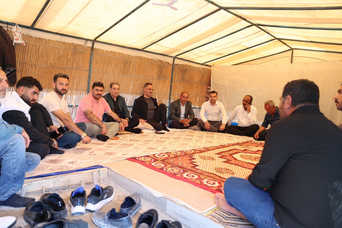 mehmetkusnet's tweet photo. Alın terleriyle memleketlerinden uzakta, zor şartlar altında çalışan mevsimlik tarım işçisi hemşerilerimiz ve aileleriyle bir arada olmaya, gönül sohbetimiz eşliğinde bayramlaşmaya devam ediyoruz. https://t.co/2dQE6jxTA0