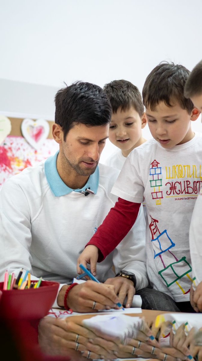 jmgmoron's tweet photo. Sí, ese es Djokovic, con sus errores y defectos.

También he visto a Djokovic donar millones para causas benéficas, como rechazar los 200.000 euros por ganar la medalla de Oro en los JJOO y darlos a caridad para gente de su país.

Le vi ayudar a la gente australiana con su propio dinero con los incendios graves de hace unos años. Los mismos que luego le echaron a patadas del país por no vacunarse.

Donó 1 millón de euros a España para equipos médicos cuando la pandemia.

Ha construido colegios para los niños más desfavorecidos.

Le he visto dar bombones a los periodistas y ser educado con la gente cuando no había cámaras delante. Ha utilizado su tiempo para ayudar a los tenistas a mejorar sus derechos y también le vi ponerse a jugar con niños en una plaza al reconocerle en Croacia, en medio de sus vacaciones.

Este también es Djokovic.

Lo que pasa que solo vende lo malo, de ahí que la prensa solo resalte lo negativo y no todo lo positivo que hace y lo que ha influido e influye en la gente.