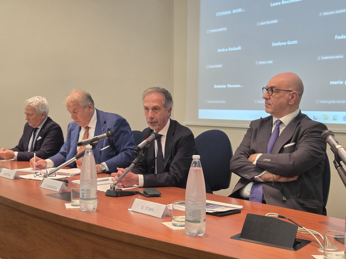Federmeccanica's tweet photo. 📍Oggi il Consiglio di Presidenza e il Consiglio Generale di #Federmeccanica insieme ai Past President Fabio Storchi, Alberto Dal Poz e @fedvisentin sono a #Taranto, nello stabilimento di @AcciaieriedIT  per ribadire la centralità strategica dell' #exIlva per il futuro industriale del Paese, lanciando un messaggio chiaro: il futuro dell'ex Ilva riguarda l'intero sistema produttivo nazionale.

Difendere e rilanciare questo asset
significa tutelare filiere, occupazione e sovranità industriale.

🔵 Una giornata  intensa di confronto e approfondimento iniziata con la visita
allo stabilimento siderurgico di "Acciaierie d'Italia in A.S" per toccare con mano la realtà produttiva del principale asset siderurgico italiano.