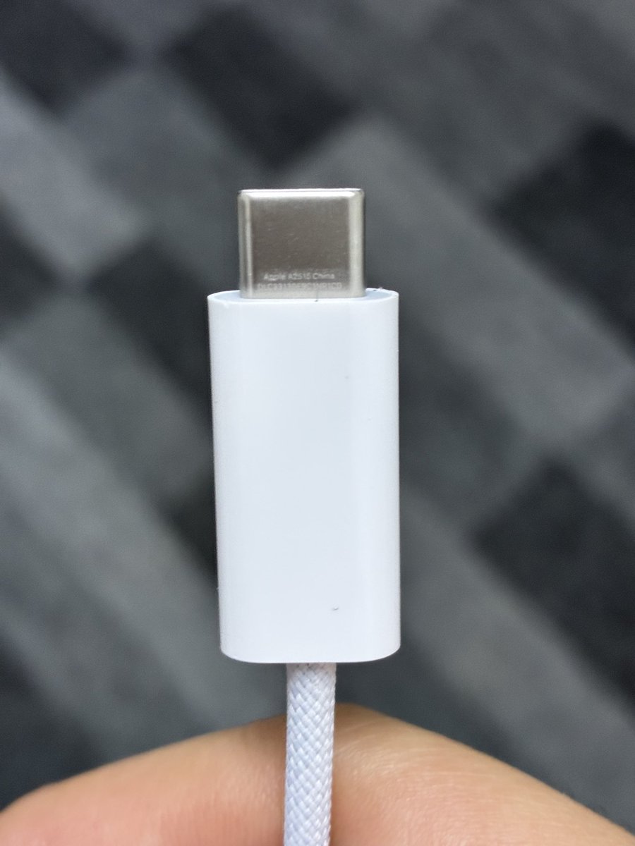 mersomas's tweet photo. Why are Apple Watch chargers so…. Thicc?? https://t.co/Ieiuua8Psn