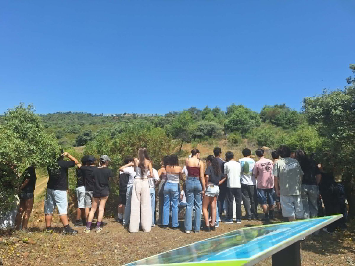 TC_Geopark's tweet photo. Os alunos do 11.º ano da Escola Secundária de Mirandela realizaram, ontem, um dos programas educativos promovidos pelo Geopark Terras de Cavaleiros. https://t.co/1b4ZAbXxeM