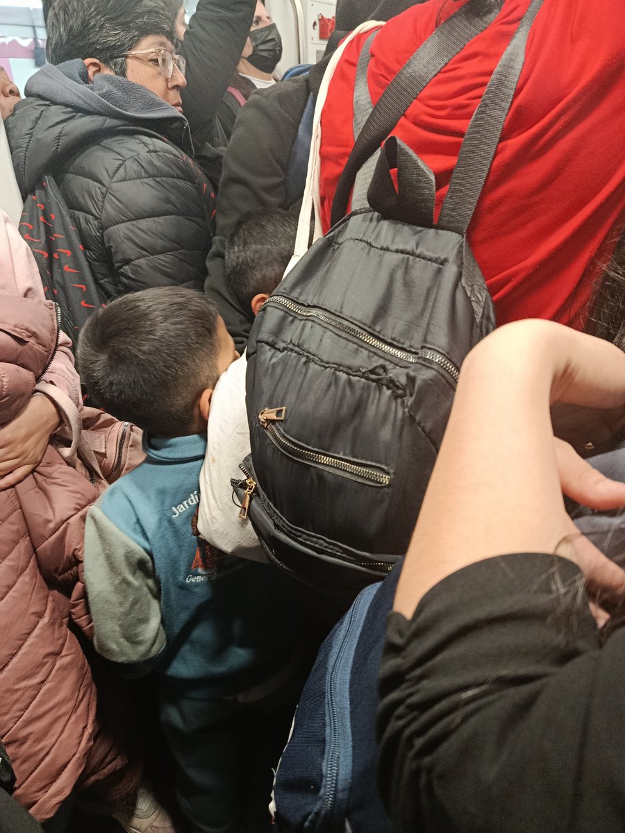 ErendiraLoher's tweet photo. @MetroCDMX Y por esto y muchas más razones más se pide que NO suban con sus mochilas como si fueran Terians-tortugas. Lastiman, estorban y se ofenden si se les empuja por obvias aglomeraciones https://t.co/H2Jw4gwBeM