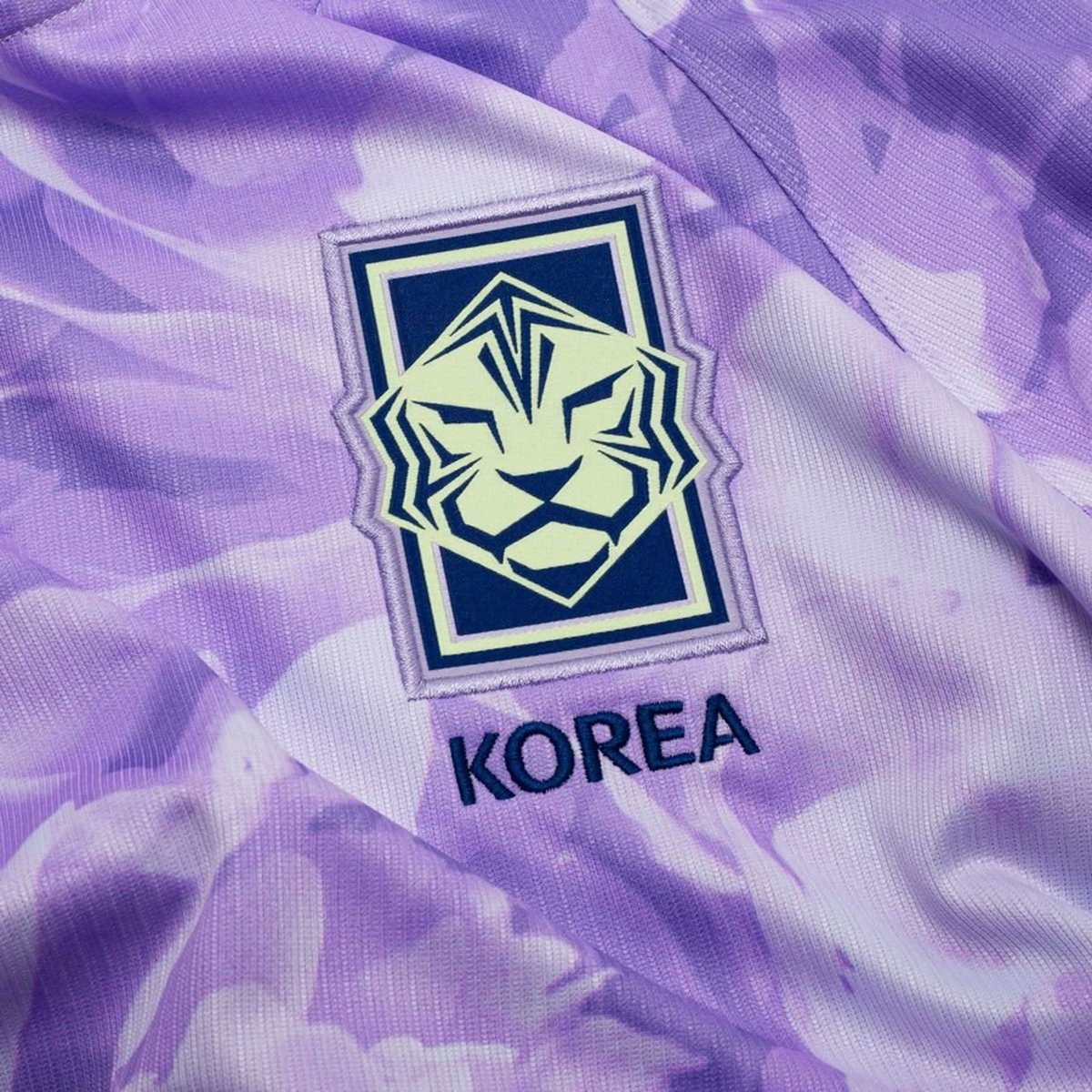 Spirito35's tweet photo. La Corée du Sud reste imbattable quand il s’agit d’oser graphiquement. Entre le tigre ultra anguleux du blason, les motifs façon peinture/sur le maillot domicile et le violet pastel du kit extérieur… c’est probablement une des directions les plus stylées. #WorldCup2026 https://t.co/MBeTlIugBk