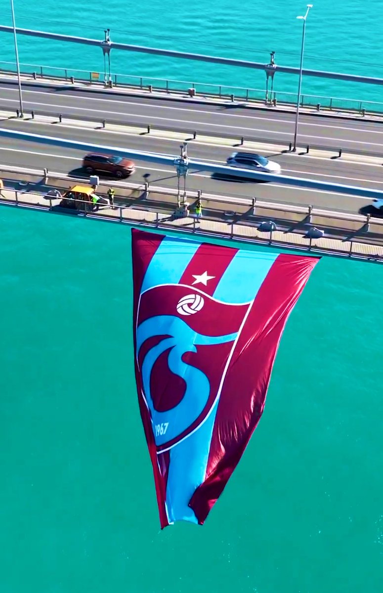 dikfutboll's tweet photo. 🏆 Türkiye Kupası şampiyonu Trabzonspor'un bayrağı,  köprüye asıldı. 🔴🔵 https://t.co/z31YwE7Yex