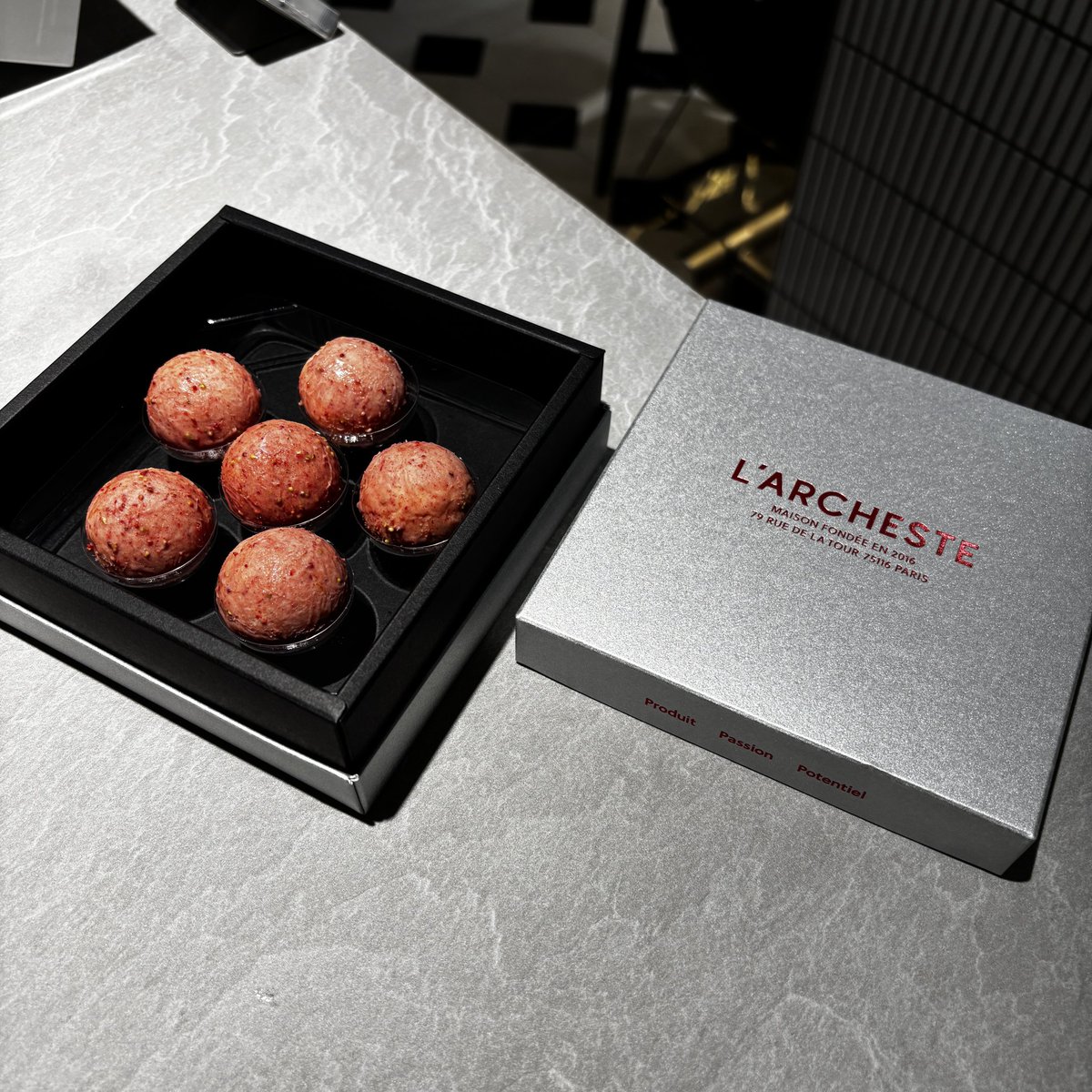 la_larcheste's tweet photo. 大変ご好評いただきましたUnique｢フレジエ苺バニーユ｣が間もなく販売終了となります。

終了後は、アソートに含まれるフレジエにつきましても、新商品へ変更となります。

新商品につきましてはまた改めてお知らせいたします。ぜひ楽しみにお待ちください。 https://t.co/qLp4QpJxN2