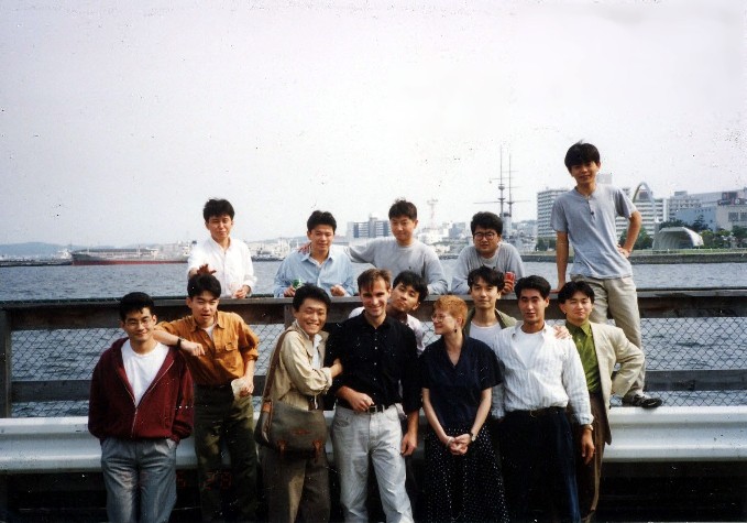 _GIZAN's tweet photo. 入社当時、海外赴任はエリートの花形だった。政府が新興国を支援する「ODA」のおかげで、日本のゼネコンが根こそぎ受注する夢のような時代。

米英のネイティブ講師陣から、研修寮で3ヶ月みっしり英語教育を受け、TOEICでも初回からそこそこのスコアを叩き出した。

しかし、現実は…… https://t.co/liovJ7ikkV