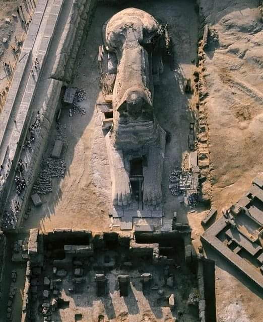 ademarhard's tweet photo. 1/2 La Esfinge de Giza NO fue construida con cabeza de hombre.
Originalmente era un LEÓN completo, símbolo del sol y de una civilización mucho más antigua que los egipcios.
Los faraones posteriores le tallaron la cabeza actual, (continúa... ) https://t.co/sLrjQgi2cj