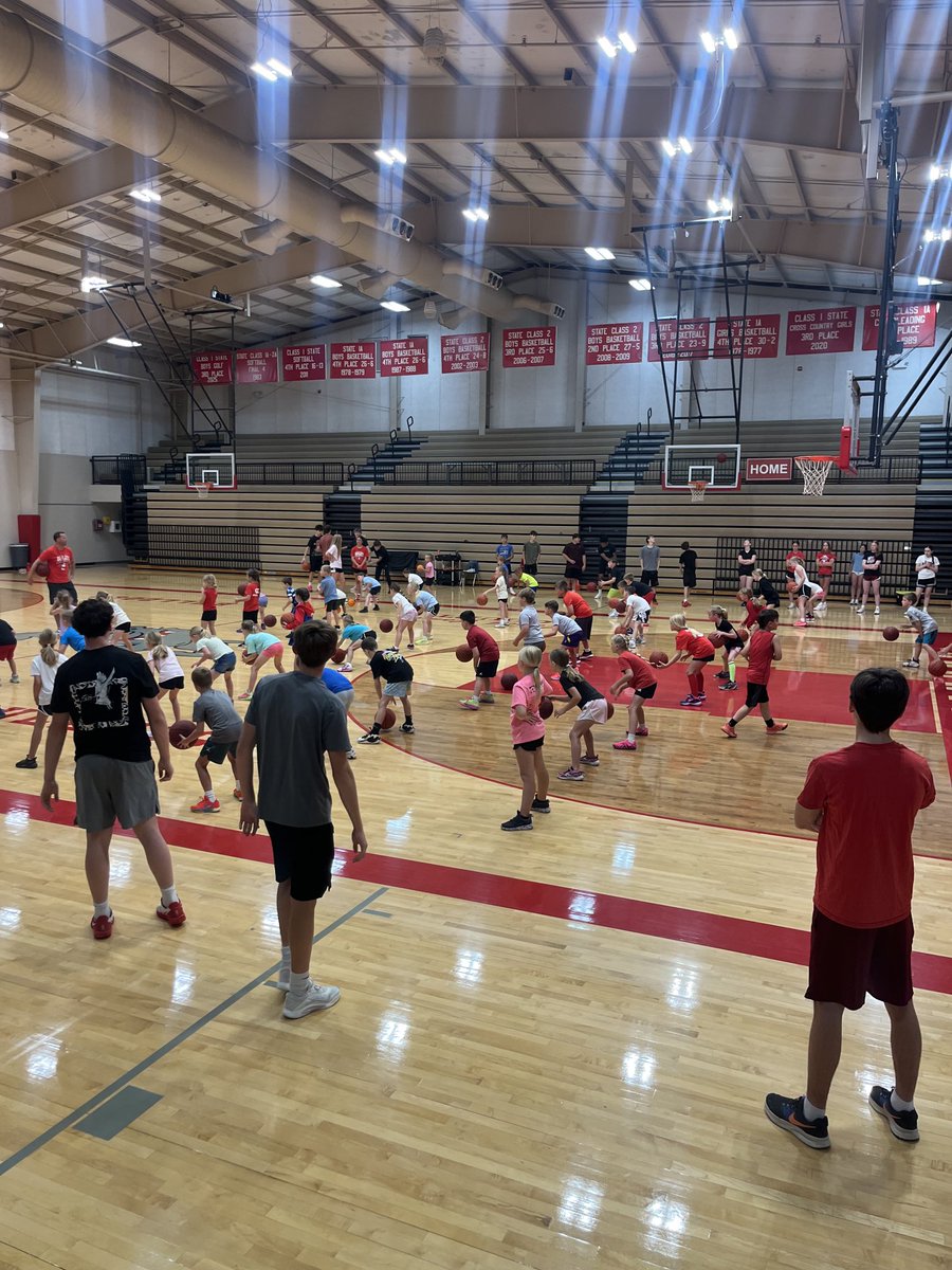 CoachHunziker's tweet photo. Day 2 of Bulldog Youth Basketball Camp starting off with mass Ballhandling to get warmed up https://t.co/9JVJ8NimGf