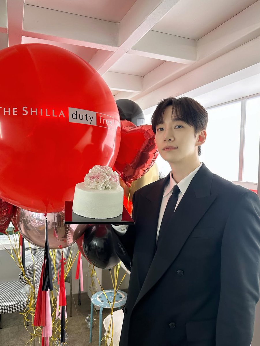 Alejand74369348's tweet photo. Felicidades a Nuestro bello embajador mundial 🥰💛
Lee Jun-ho se une como nuevo modelo de Shilla Duty Free.
Post_leejunho IG
#이준호 #LEEJUNHO
#Shilla
#03Collective https://t.co/pXTo1dQKC1