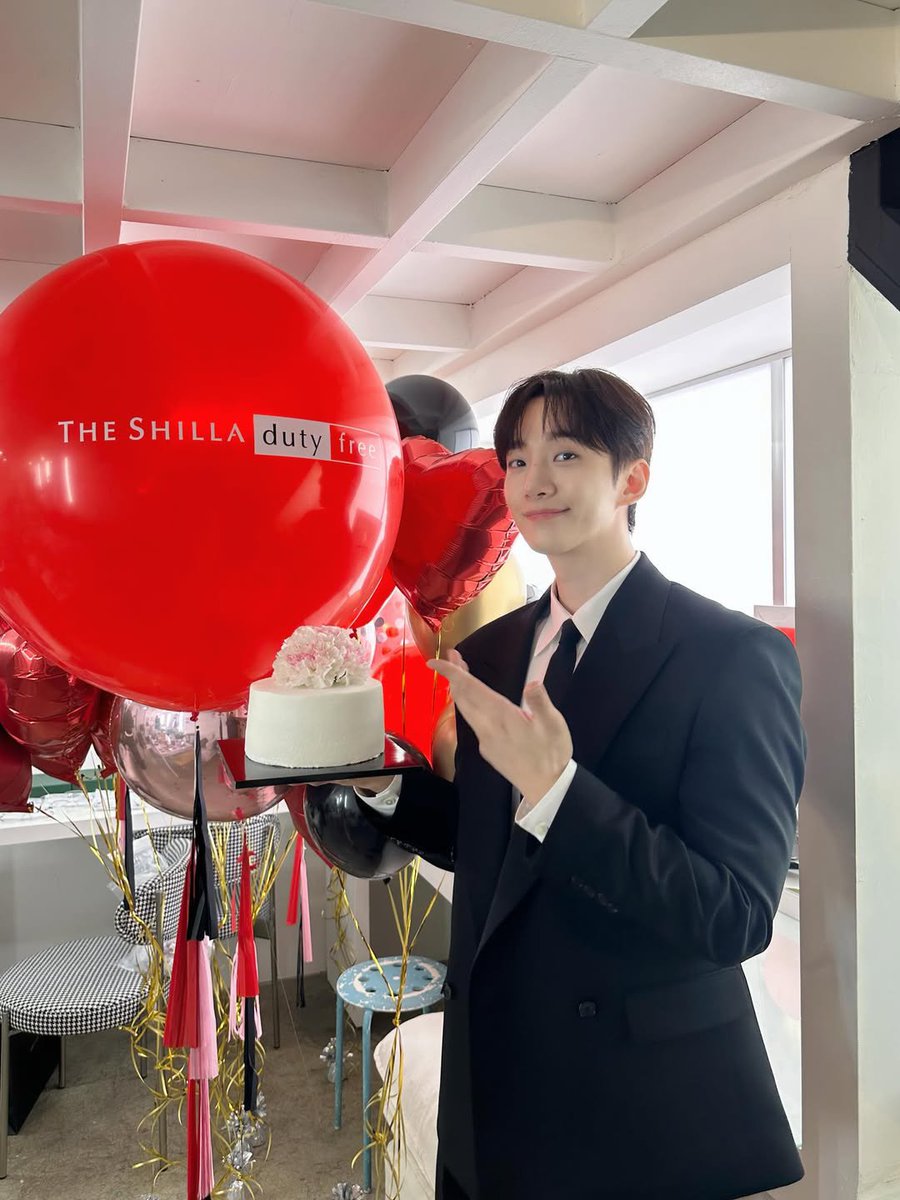 Alejand74369348's tweet photo. Felicidades a Nuestro bello embajador mundial 🥰💛
Lee Jun-ho se une como nuevo modelo de Shilla Duty Free.
Post_leejunho IG
#이준호 #LEEJUNHO
#Shilla
#03Collective https://t.co/pXTo1dQKC1