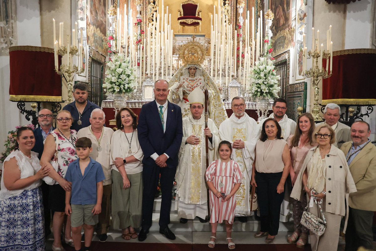 HdadNieves's tweet photo. #REPRESENTACIONES

En la tarde del Lunes de Pentecostés la junta de gobierno y hermanos ofrendaron un ramo de flores en nombre de nuestra hermandad a María Santísima del Rocío Coronada de nuestra querida @Hdad_Redencion con motivo de su onomástica.

#NievesSevilla26 https://t.co/M9B5dMvKym