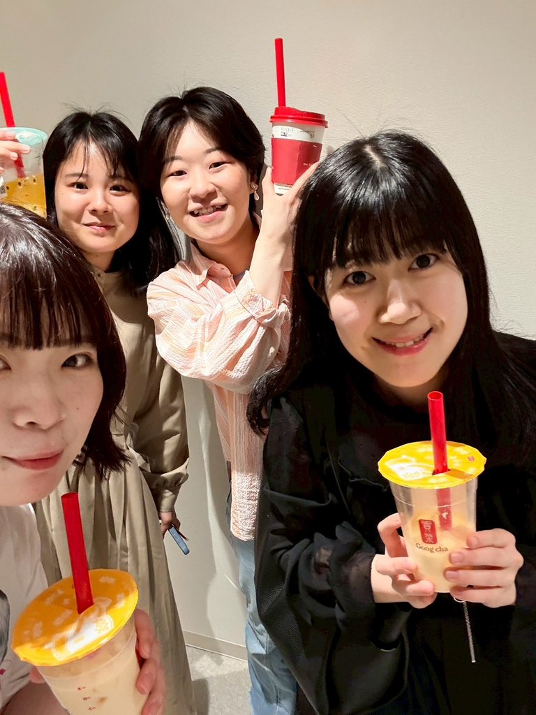 SerasSQ's tweet photo. 【タピオカ休憩🧋】
先日リハーサルの休憩時間にみんなでタピオカを❣️
演奏して消費したカロリーと集中力で使った糖分を補った？と思っております🥹
6月もいくつか本番がございますのでメンバー皆で夏を乗り越えたいと思います🍉 https://t.co/nIjCT0hK4b