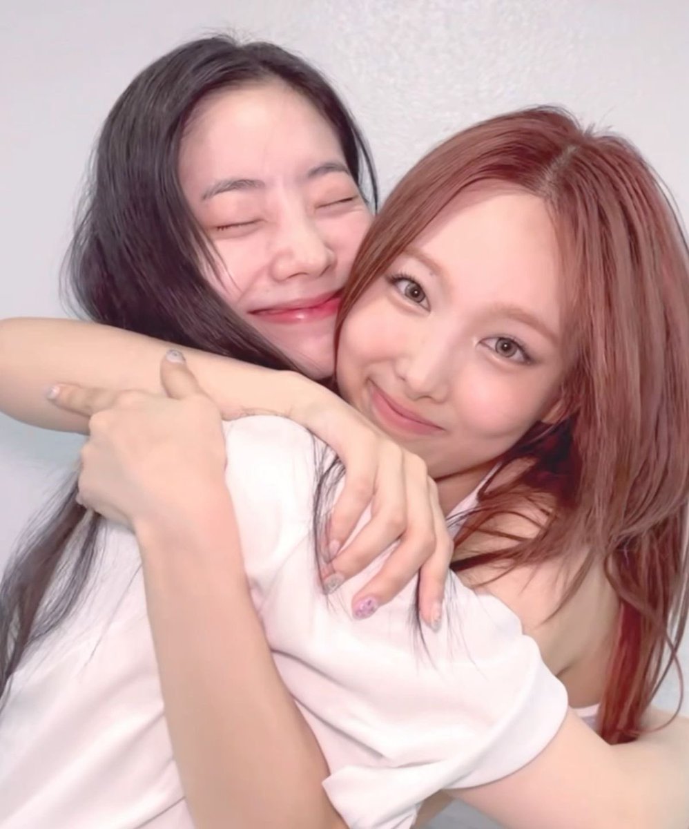 head nayeonator tweet media