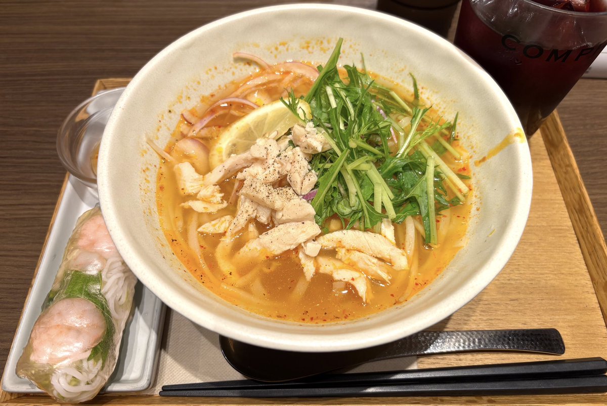 m_amsw's tweet photo. 今日のうま飯　蒸し鶏のフォーとエビ生春巻き https://t.co/QIQeAAsATX