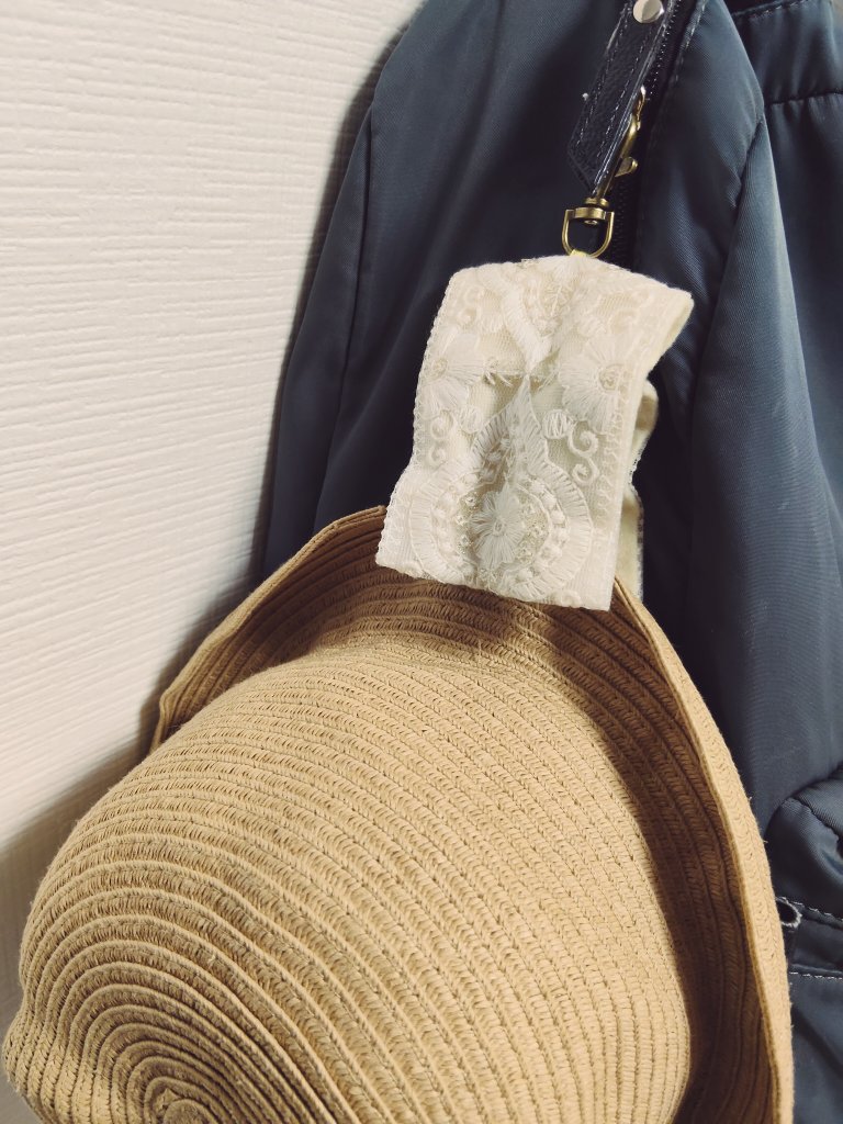 m33315's tweet photo. 子供の帽子ホルダーを作ってみた。
洗濯バサミ内蔵🤣 https://t.co/Xj2GJX7Pvi
